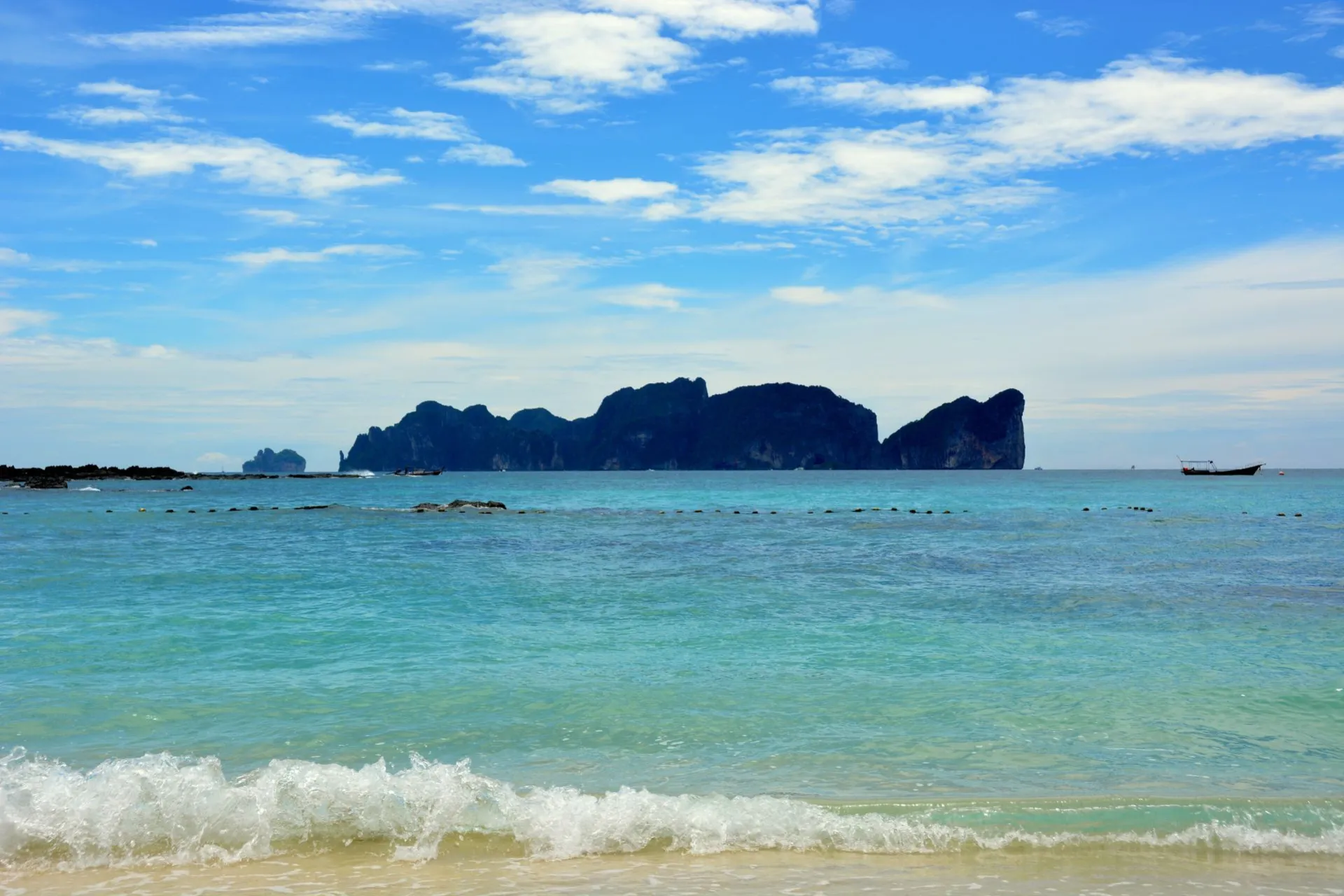A halal tour in Krabi offers Malaysian Muslim travelers a comfortable, convenient, and worry-free travel experience by providing halal meals, prayer-friendly schedules, professional guides, and carefully planned itineraries.